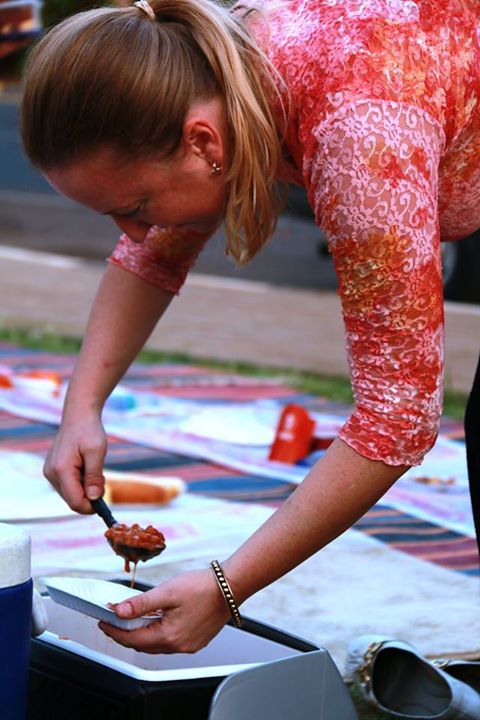 صور موظفي سفارة الولايات المتحدة الأمريكية بالسودان ينظمون إفطار رمضاني علي الطريقة الأمريكية في شارع النيل ويلوحون للسيارات للوقوف 4 امريكا4