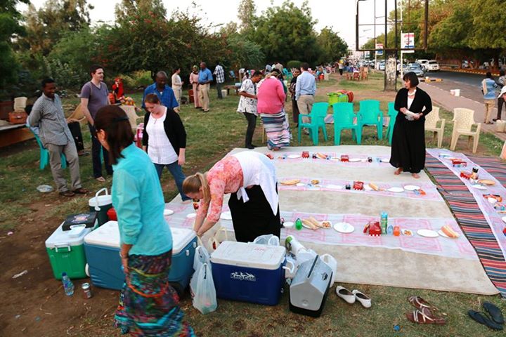 صور موظفي سفارة الولايات المتحدة الأمريكية بالسودان ينظمون إفطار رمضاني علي الطريقة الأمريكية في شارع النيل ويلوحون للسيارات للوقوف 5 امريكا5