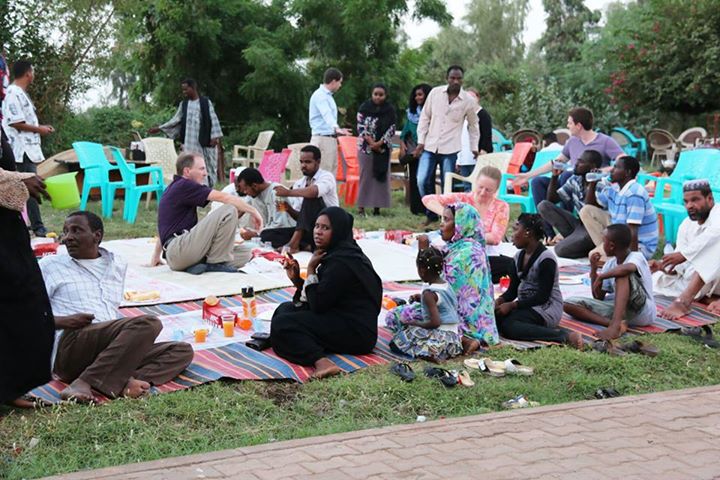 صور موظفي سفارة الولايات المتحدة الأمريكية بالسودان ينظمون إفطار رمضاني علي الطريقة الأمريكية في شارع النيل ويلوحون للسيارات للوقوف 6 امريكا6