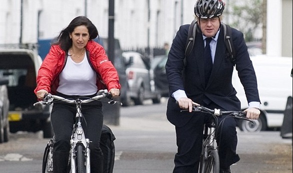 شاهد بالفيديو.. أغرب طريقة للتغلب على نقل حقيبة سفر بدراجة نارية 1 دراجه