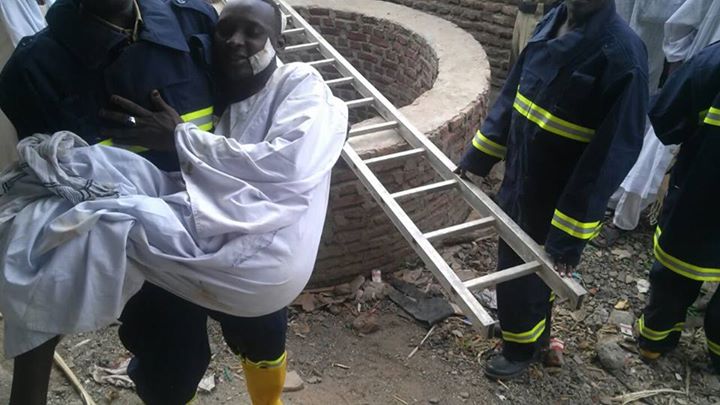 بالصور الدفاع المدني ينقذ مواطن سقط في بئر سايفون عمقها 20 متر 5 دفاع5