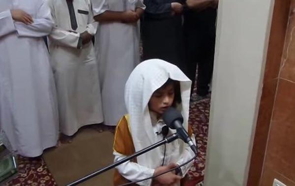 بالفيديو: طفل يؤم المصلين في التراويح.. ويُدهشهم بصوته الشجي 1 طفل اردني