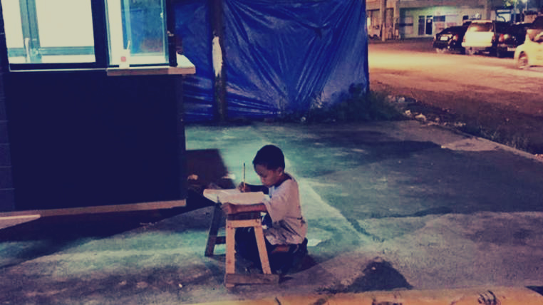طفل يدرس
