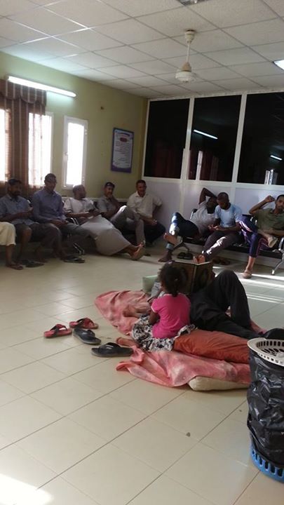 بالصور.. مواطنون غاضبون من انقطاع الكهرباء بالخرطوم يعتصمون داخل مكاتب الخدمة 2 كهرباء1