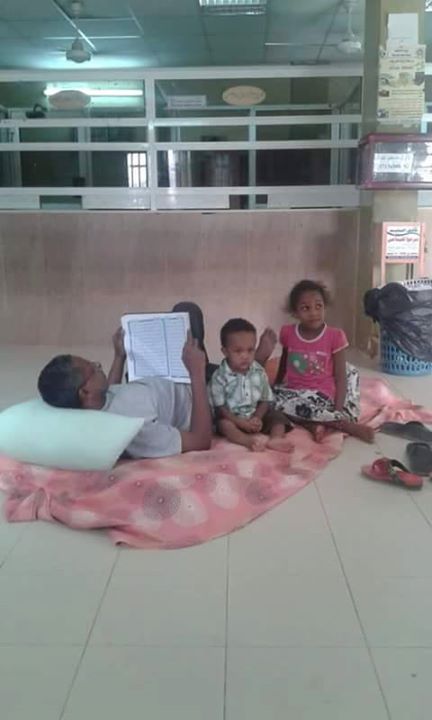 بالصور.. مواطنون غاضبون من انقطاع الكهرباء بالخرطوم يعتصمون داخل مكاتب الخدمة 4 كهرباء4