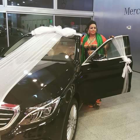 بالصور: شركة دال تحتفل بـ”ندى القلعة” كأول زبون يشتري مرسيدس طراز C220 موديل 2015 وسط إعجاب و إستنكار 1 مرسيدس ندى القلعة
