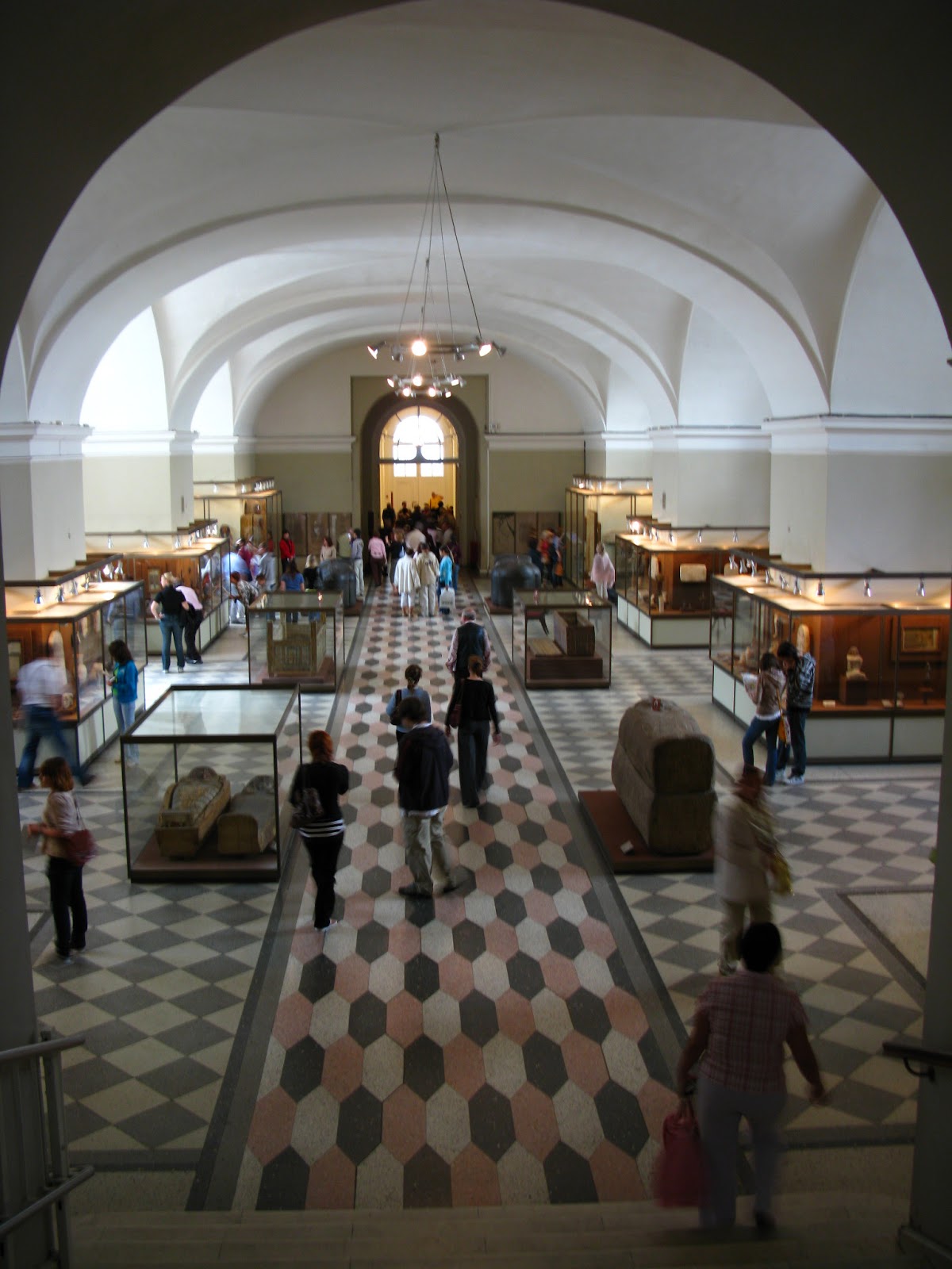 ثلاثة متاحف بريطانية ضمن قائمة «الأكثر زيارة» في العالم 1 موظف المتحف