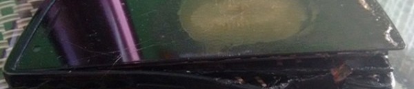 الهاتف على الشاحن ليلاً