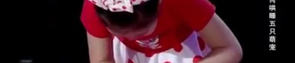 شاهد بالفيديو.. شاب يكتب اللغة الصينية برأسه على الطريق 10 طفلة صينية تجبر الحيوانات على النوم مغناطيسيًا