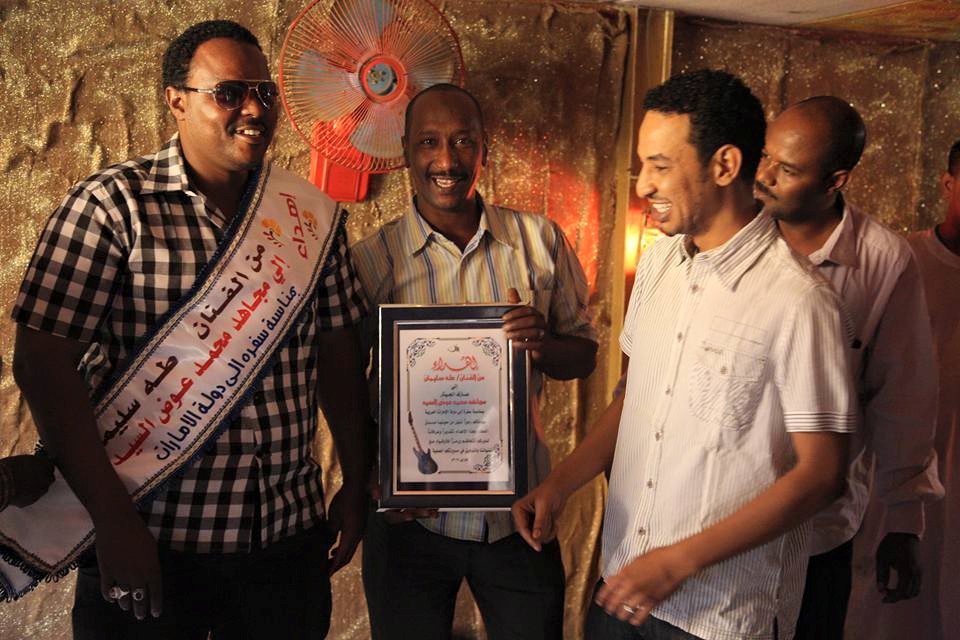 بالصور وبعد فترة دامت لسبع سنوات.. الفنان طه سليمان يودع ملحنه الأول وعازفه بالأوشحة والإهداءات 4 11888092_744007799055488_5416536097421773319_n