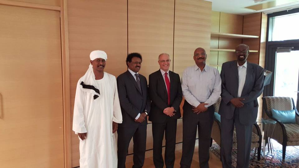 بالصور.. السفير البريطاني بالخرطوم يقيم مأدبة غداء لمجلسي الهلال والمريخ بمناسبة تقدمهم في البطولة الإفريقية 2 11914942_1086892257995290_1889981144806623386_n