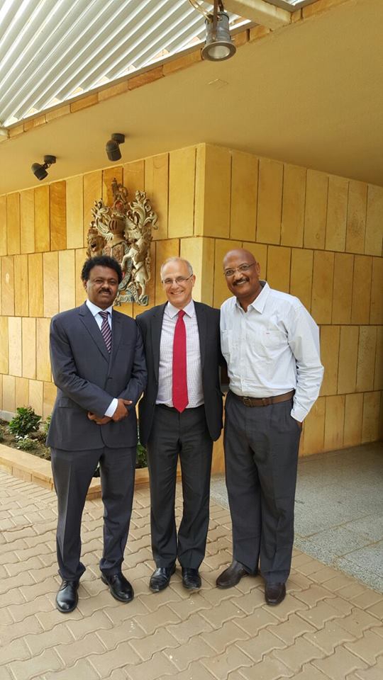 بالصور.. السفير البريطاني بالخرطوم يقيم مأدبة غداء لمجلسي الهلال والمريخ بمناسبة تقدمهم في البطولة الإفريقية 1 11988285 1086892161328633 2651528635402455348 n