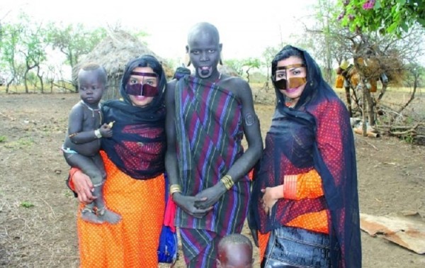 بالصور: إماراتيتان ترحلان في عمق أدغال أثيوبيا.. 5 أيام في ضيافة قبيلة المورسي 1 إماراتيتان ترحلان في عمق أدغال أثيوبيا