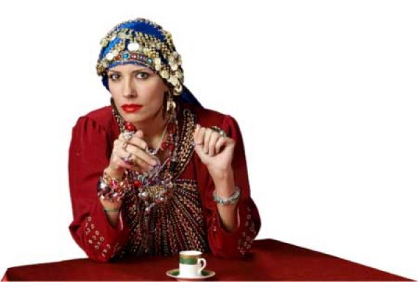 احتيال قارئات الكف