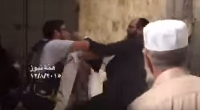 بالفيديو: إسرائيلي يعتدي على شاب مسيحي هتف "الله أكبر" بالأقصى 1 اسرائيلي يعتدي على شاب مسيحي