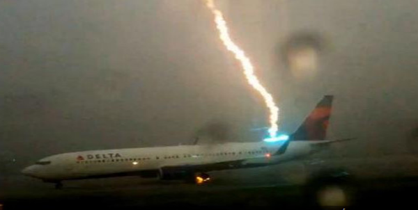 عبد المنعم مختار : حذر الصواعق 1 اصفة برق تضرب طائرة