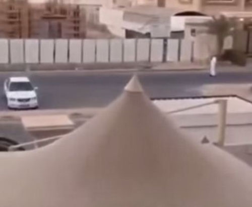 بالفيديو: شاب يوثق مهارته في إصابة الآخرين بالعين 1 اضابة بالعين