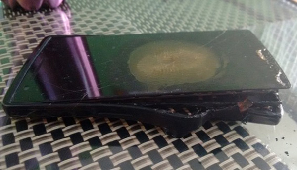 بالصورة: بسبب إدمان “الواتس أب” يمني يبتكر طريقة لشحن هاتفه 1 الهاتف على الشاحن ليلاً