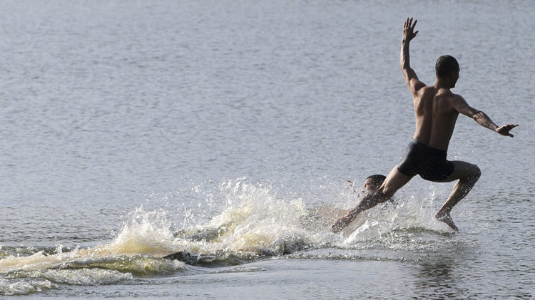 راهب يمشي على المياه لمسافة 125 متراً