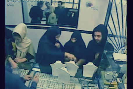 بالفيديو.. امرأتان تسرقان محل ملابس وتخفيان المسروقات أسفل ملابسهما 1 سرقة مجوهرات