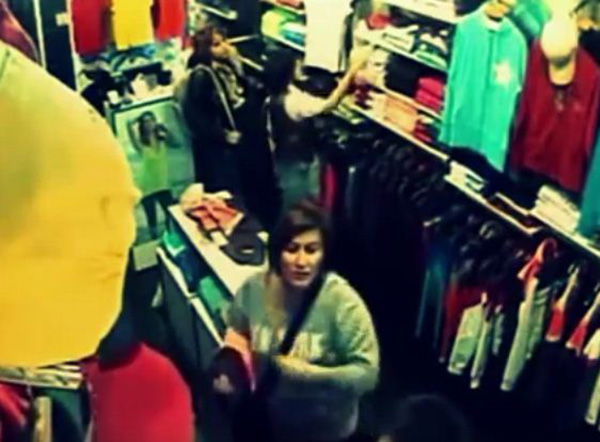 ﺍﻟﻘﺒﺾ ﻋﻠﻰ ﻋﺼﺎﺑﺔ ﺗﺨﻄﻒ ﺣﻘﺎﺋﺐ ﻭﻫﻮﺍﺗﻒ ﺍﻟﻤﻮﺍﻃﻨﻴﻦ ﻗﺮﺏ ﻣﻮﻝ ﺍﻟﻮﺍﺣﺔ 1 سرقة محل ملابس