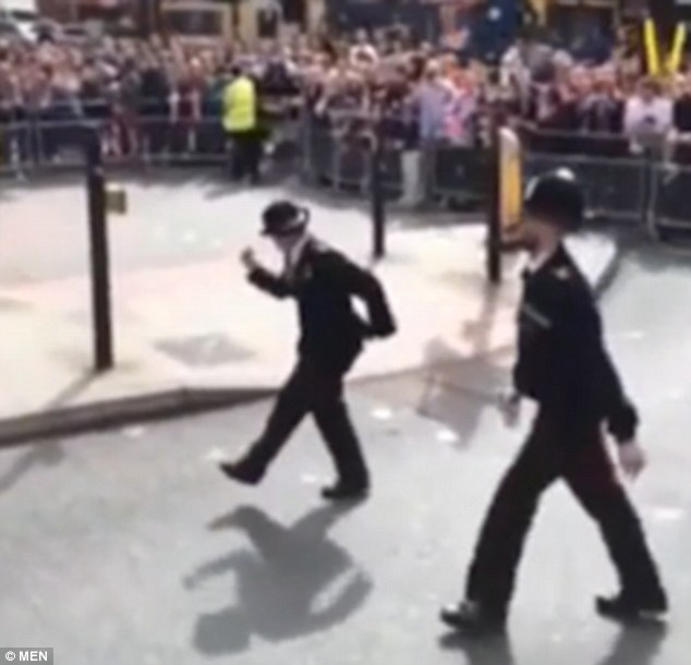 شاهد شرطية بريطانية ترقص في الشارع