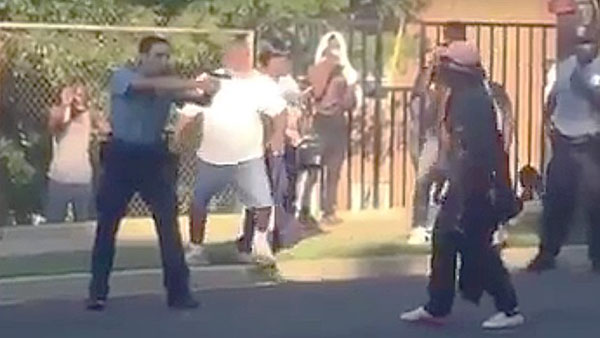 بالفيديو: شرطي أمريكي يطلق النار على فتاة سوداء 1 شرطي أمريكي يطلق النار على فتاة سوداء