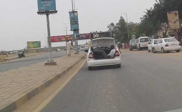 منظر شاب في صندوق سيارة يثير فضول المارة بشارع النيل 1 ضهرية