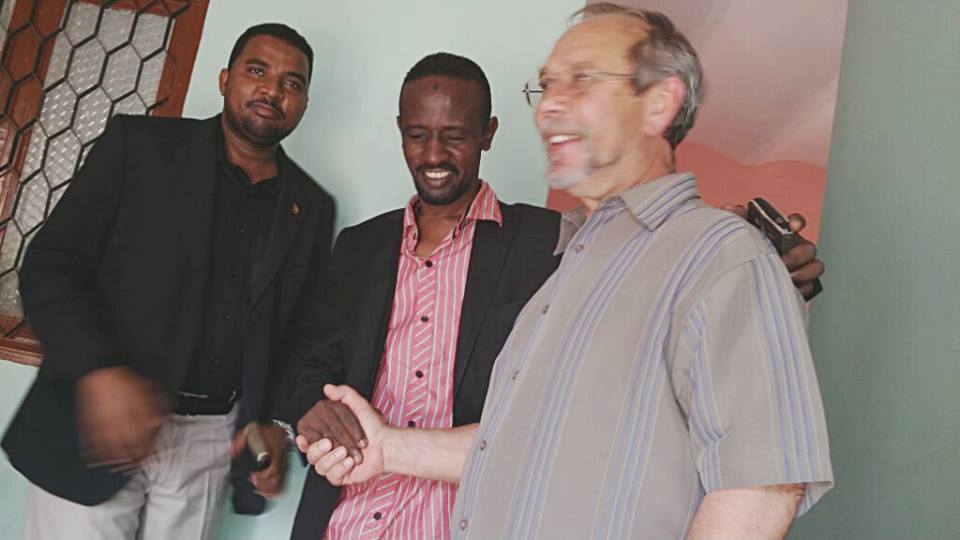 بالصور تفاصيل زيارة السفارة الأمريكية لفنان السلام السوداني كمال كيلا بمنزله بحي الأزهري 2 كيلا1