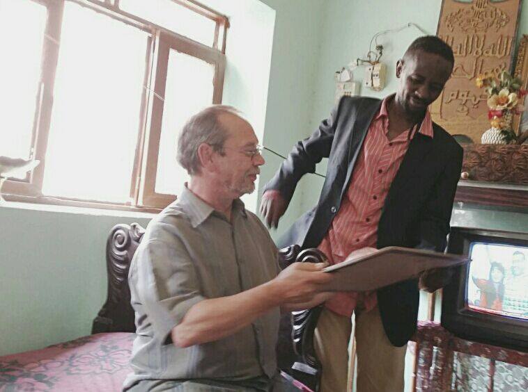 بالصور تفاصيل زيارة السفارة الأمريكية لفنان السلام السوداني كمال كيلا بمنزله بحي الأزهري 3 كيلا3