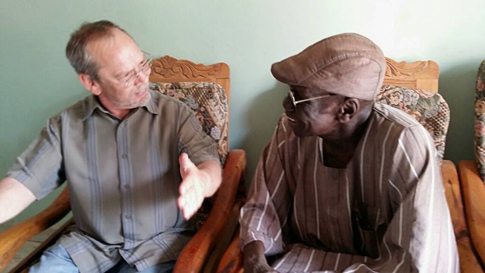 بالصور تفاصيل زيارة السفارة الأمريكية لفنان السلام السوداني كمال كيلا بمنزله بحي الأزهري 4 كيلا4