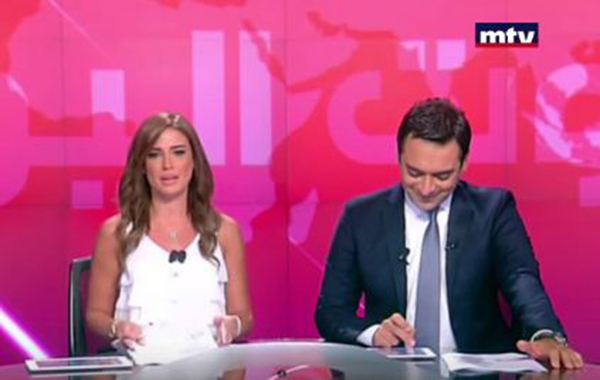 نوبة ضحك تجتاح مذيعيْن