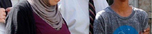 احمد مع والدته وأبيه محمد الحسن محمد