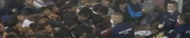 تقديم الطعام بطريقة مذلة للاجئين في المجر