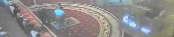 رجل يصفع الإمام أثناء الصلاة