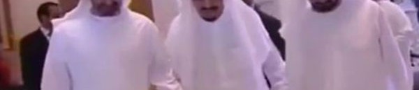 بالفيديو: شاهد ردة فعل الحارس الشخص للملك سلمان بعد إشتباهه في أمر خلف الملك 10 ردة فعل الحارس الشخص للملك سلمان