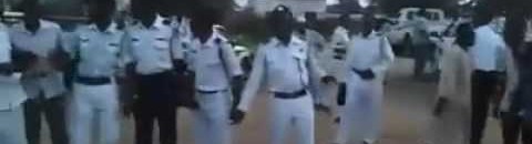 شاهد.. فيديو افراد من شرطة المرور السودانية يؤدون رقصة "الطيار" بطريقة رائعة تلفت الانظار 10 شرطة مرور
