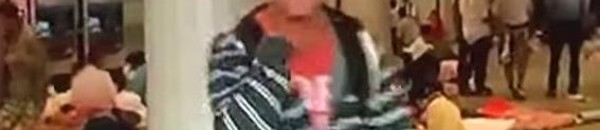 لاجئ سوري يشير في فيديو بالذبح