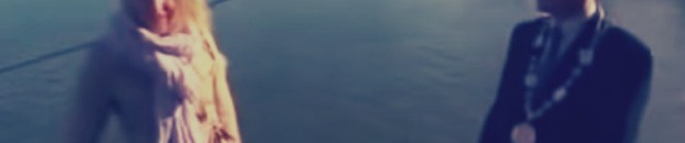 لحظة سقوط مذيعة في الماء