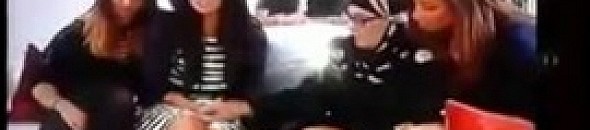 لقطة محرجة لفتاة على الهواء