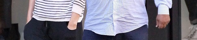 بالصور: البطل نسيم حميد “السمين” يحتضن زوجته بصعوبة وبطرافة ويضحك على نفسه 16 نسيم حميد وزوجته