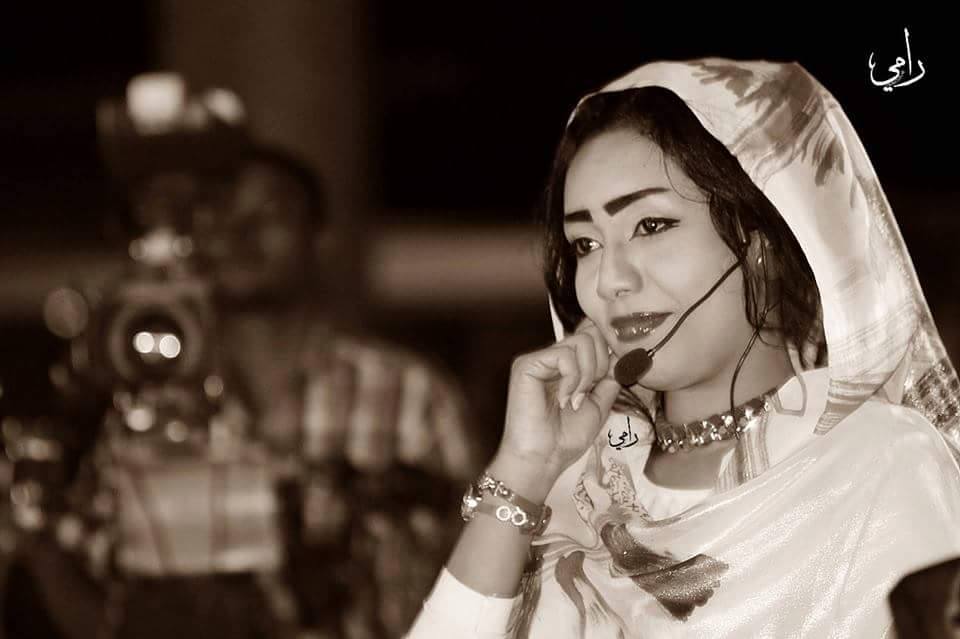 بالصورة.. المذيعة نعمة عثمان تخطف الأضواء وتسحب البساط من نجمات الشاشة الزرقاء.. وأصدقائها يطلقون عليها لقب (حكومة) 1 11997975 1049476521759211 1583305188 n