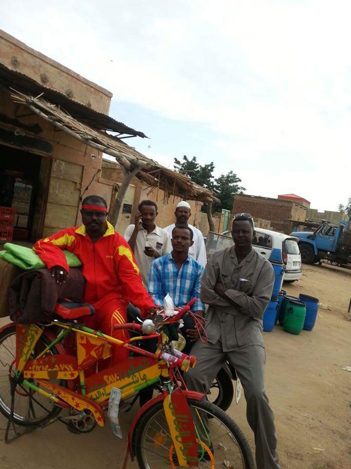 بالصور.. مشجع مريخي يتحدي الصعاب..يتحرك من مدينة كوستي صوب أم درمان و يقطع مسافة 360 كلم بدراجته من أجل مؤازرة المريخ أمام مازيمبي 2 12004903_10153613751849666_5529795452037995792_n