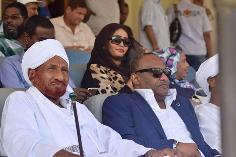 بالصور.. فاطمة الصادق تظهر في المقصورة الرئيسية خلف الصادق المهدي..وتتمشي جوار الكاردينال وهي فخورة بتأهل الهلال 3 12025277_1052618894778307_2140193434_n