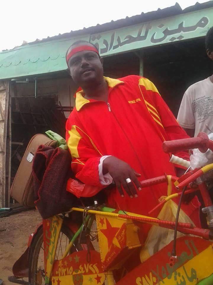 بالصور.. مشجع مريخي يتحدي الصعاب..يتحرك من مدينة كوستي صوب أم درمان و يقطع مسافة 360 كلم بدراجته من أجل مؤازرة المريخ أمام مازيمبي 1 12025568 1053936377979892 1126051953 n