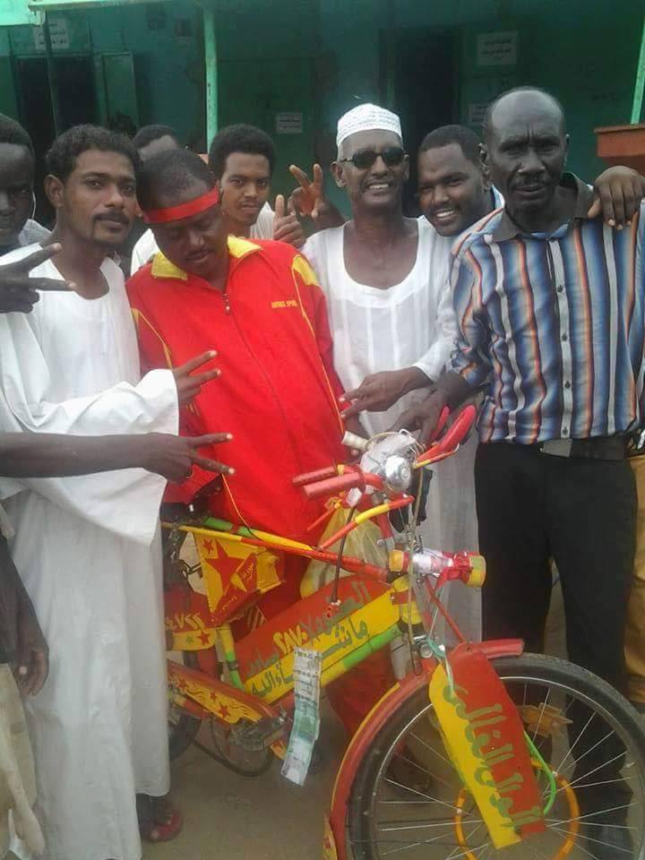 بالصور.. مشجع مريخي يتحدي الصعاب..يتحرك من مدينة كوستي صوب أم درمان و يقطع مسافة 360 كلم بدراجته من أجل مؤازرة المريخ أمام مازيمبي 4 12029095_1053936401313223_272354594_n