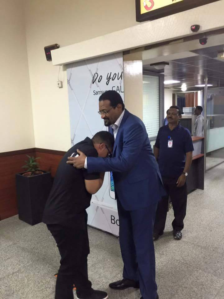 الامارات ترحل "شيخ الامين" الى السودان بختم"خروج نهائي".. حزن وسخرية واسعة على صفحات التواصل 1 12030680 1053936337979896 408338785 n