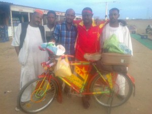 بالصور.. مشجع مريخي يتحدي الصعاب..يتحرك من مدينة كوستي صوب أم درمان و يقطع مسافة 360 كلم بدراجته من أجل مؤازرة المريخ أمام مازيمبي 5 12039193_10153613751934666_5961604456362051167_n