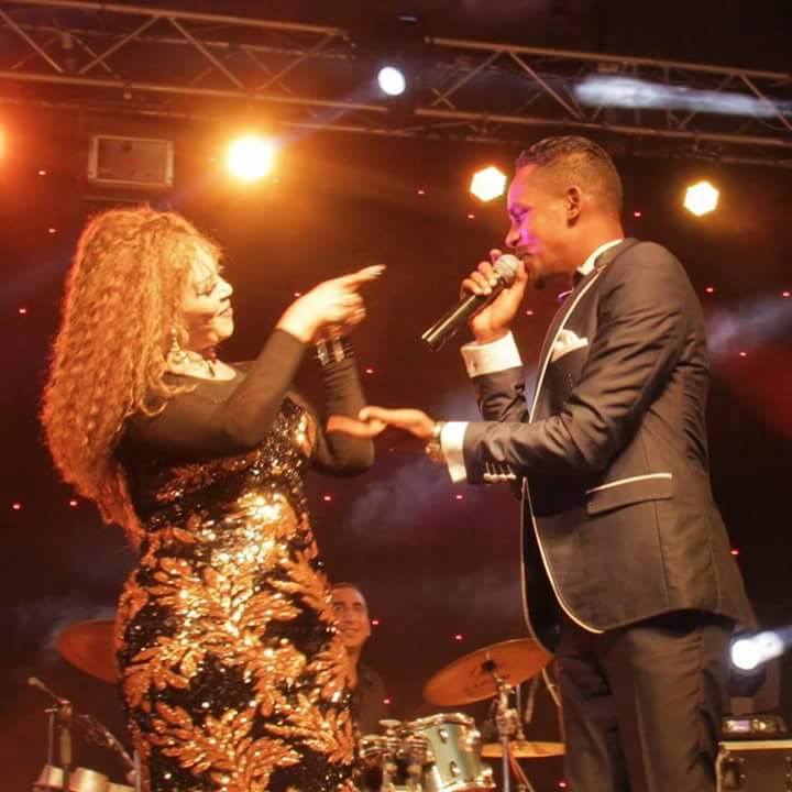 بالصورة.. المطرب شريف الفحيل والفنانة جواهر يتبادلان الابتسامات بأحد المسارح المصرية 2 12064328_1061455937227936_162306203_n