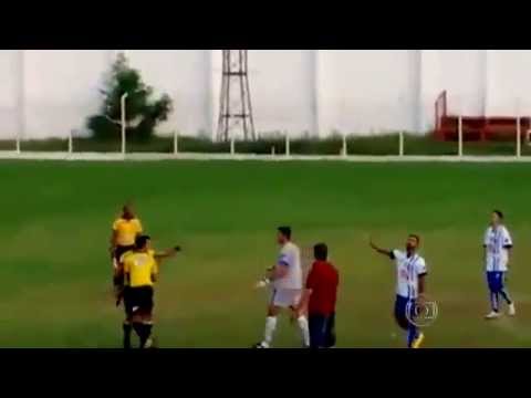 بالفيديو.. وفاة حكم إيراني داخل الملعب 1 12722420